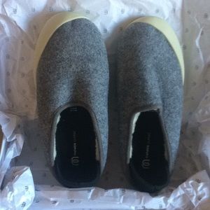 New in box Women’s Mahabis Slippers size 6